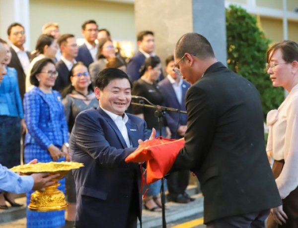 Leaders and civil servants of the Ministry of Labor and Vocational Training pay homage to the flag of the Kingdom of Cambodia